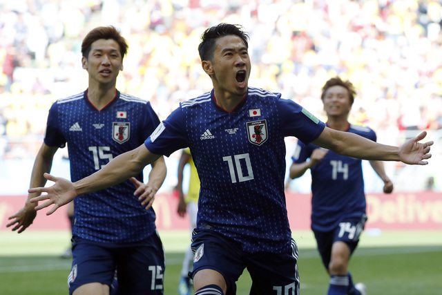 日本香川真司主罰12碼順利破網,興奮吶喊慶祝。法新社