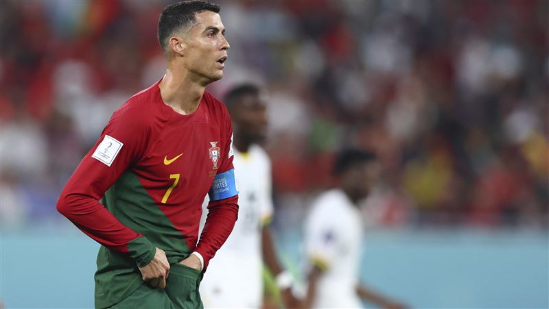 C羅（Cristiano Ronaldo）在對上迦納一役，把手伸進褲襠，並撈了東西出來吃。（圖／美聯社／達志影像）.jpg