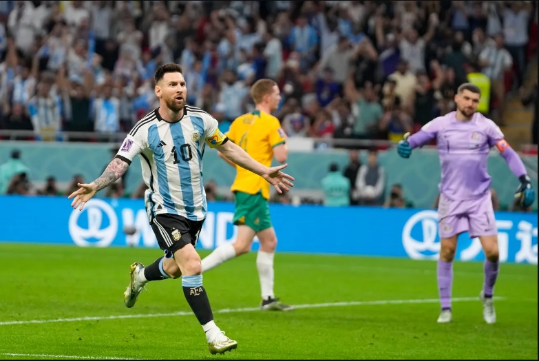 梅西（左）生涯千場出賽又進球。美聯社.jpg