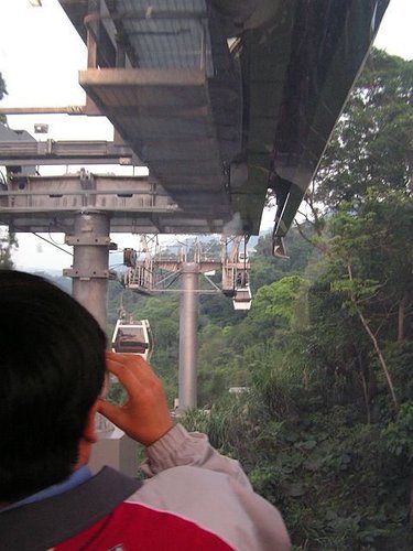 原來纜車就是靠這支撐著