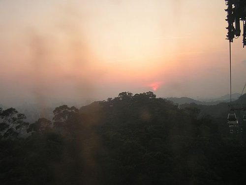 夕陽！下面還一隻大冠鷲飛過去，離我超近的啦！ <br />用手一揮搞不好就可以巴到
