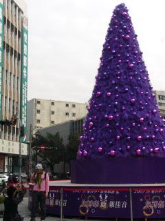紫愛台中 中市府聖誕樹浪漫現身